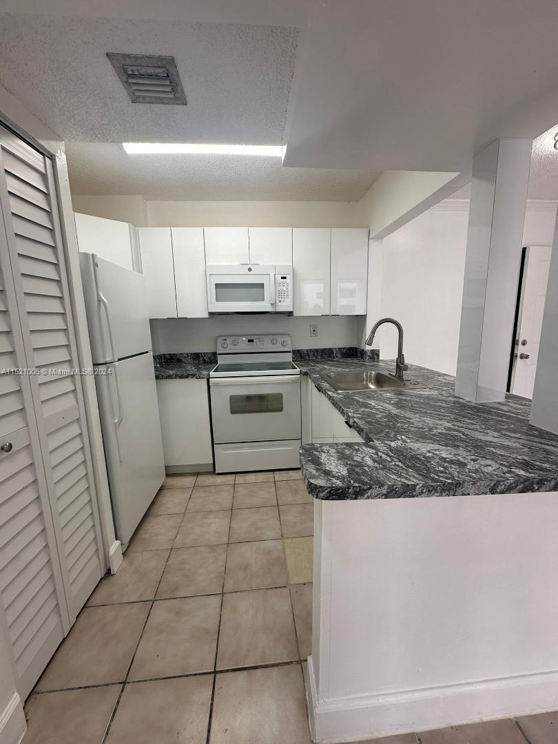 8145 NW 7th St 319, Miami, Florida 33126, 2 Bedrooms Bedrooms, ,2 BathroomsBathrooms,Residentiallease,For Rent,8145 NW 7th St 319,A11521005