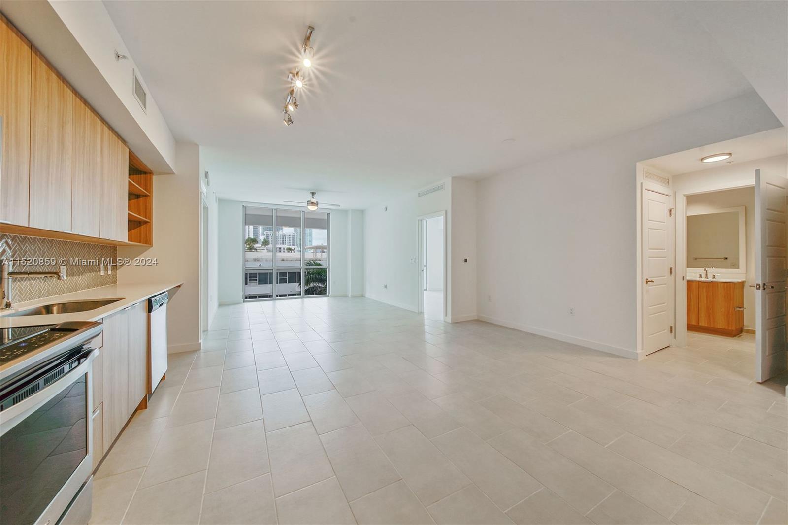 2150 N Bayshore Dr 305, Miami, Florida 33137, 2 Bedrooms Bedrooms, ,2 BathroomsBathrooms,Residentiallease,For Rent,2150 N Bayshore Dr 305,A11520859