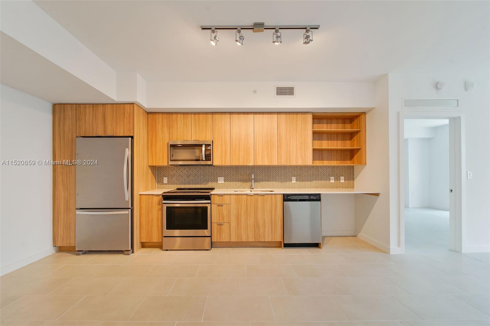 2150 N Bayshore Dr 305, Miami, Florida 33137, 2 Bedrooms Bedrooms, ,2 BathroomsBathrooms,Residentiallease,For Rent,2150 N Bayshore Dr 305,A11520859