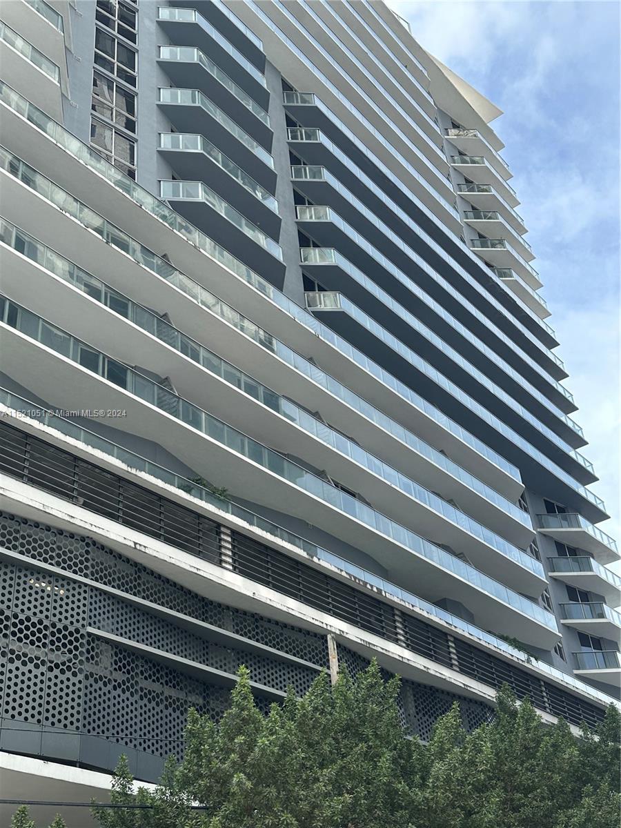 Beautiful 2 bedroom / 2 bathroom condo located in the heart of Brickell, ready to move in. Walking distance from Brickell Center for all your shoppings and nightlight life. Publix super market within walking distance as well as metro rail, metro mover, close to Downtown finance district.