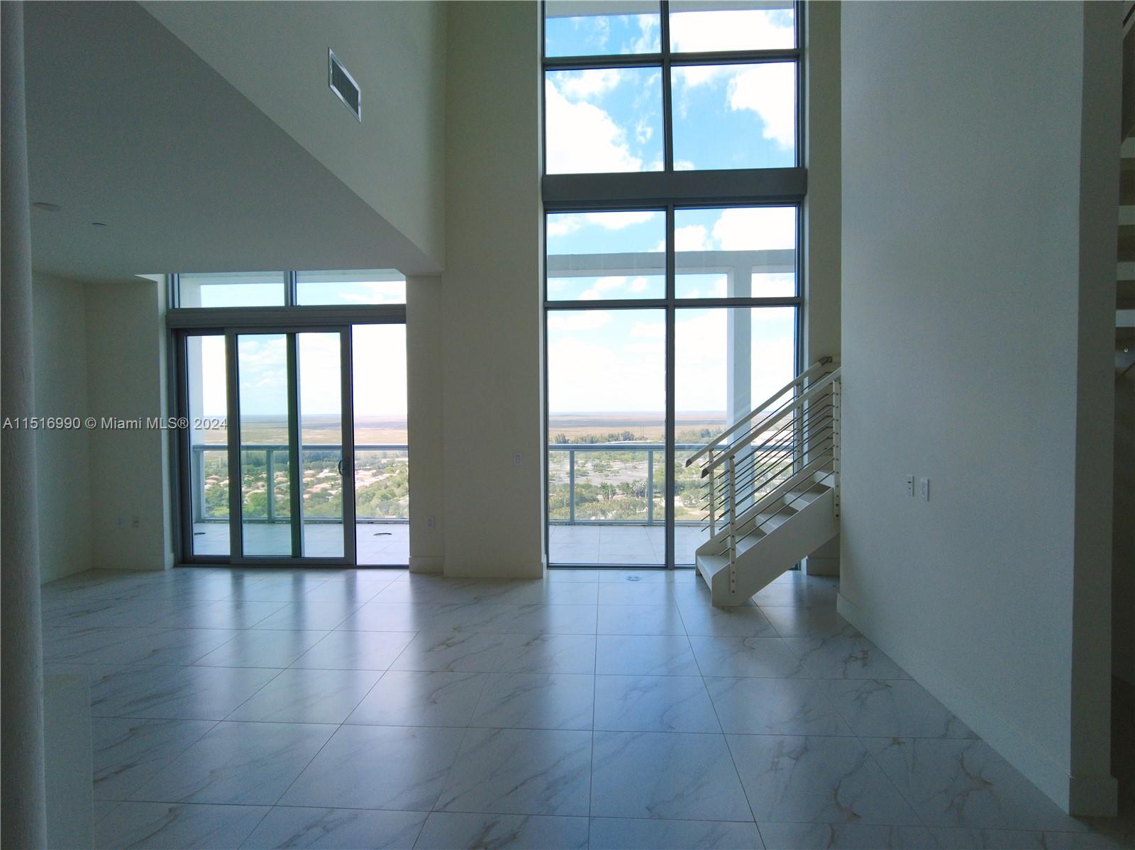 Dramatic high ceilings loft open space!