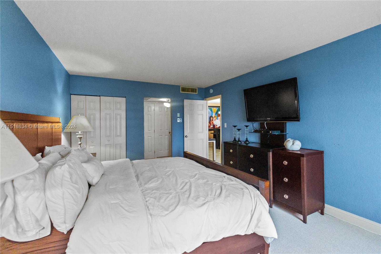 5161 Collins Ave 402, Miami Beach, Florida 33140, 2 Bedrooms Bedrooms, ,2 BathroomsBathrooms,Residentiallease,For Rent,5161 Collins Ave 402,A11518634