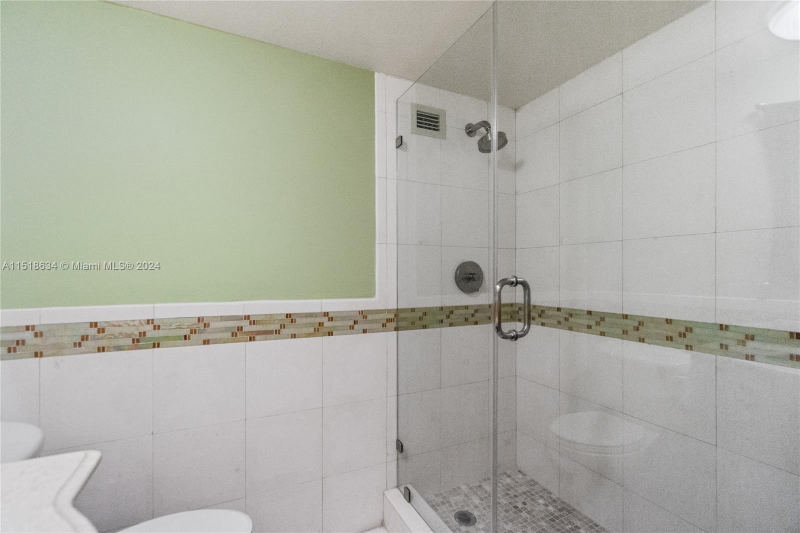 5161 Collins Ave 402, Miami Beach, Florida 33140, 2 Bedrooms Bedrooms, ,2 BathroomsBathrooms,Residentiallease,For Rent,5161 Collins Ave 402,A11518634