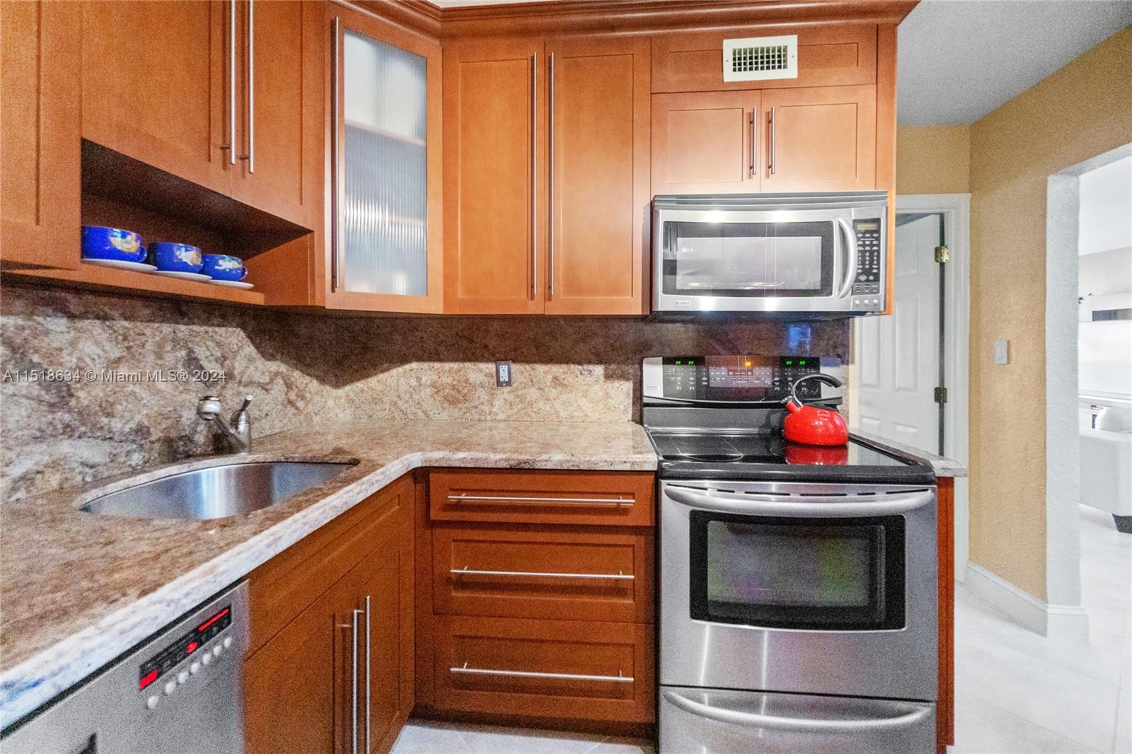 5161 Collins Ave 402, Miami Beach, Florida 33140, 2 Bedrooms Bedrooms, ,2 BathroomsBathrooms,Residentiallease,For Rent,5161 Collins Ave 402,A11518634