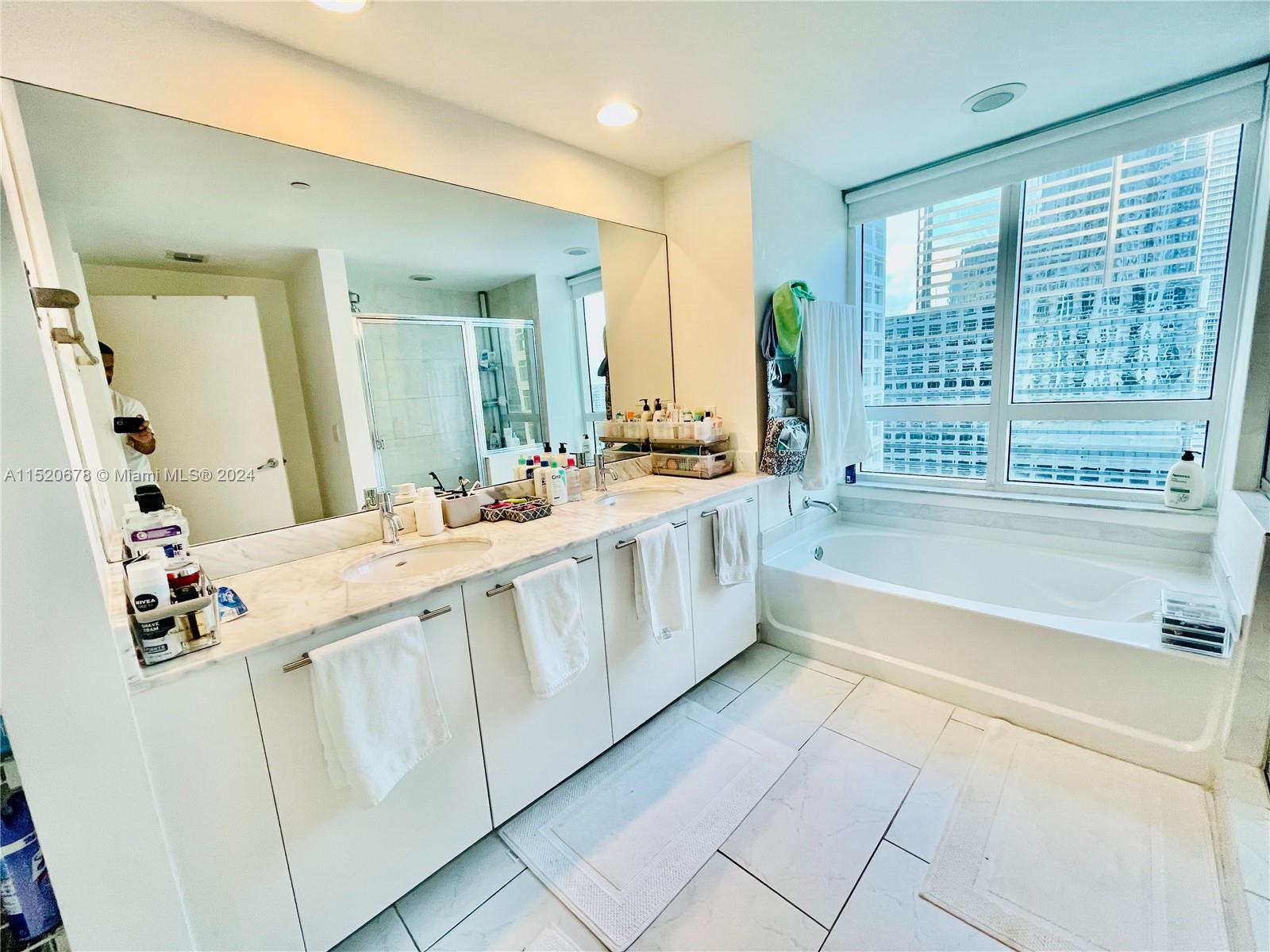 950 Brickell Bay Dr, Miami, FL, 33131 United States, 2 Bedrooms Bedrooms, ,2 BathroomsBathrooms,Residential,For Sale,Brickell Bay Dr,A11520678