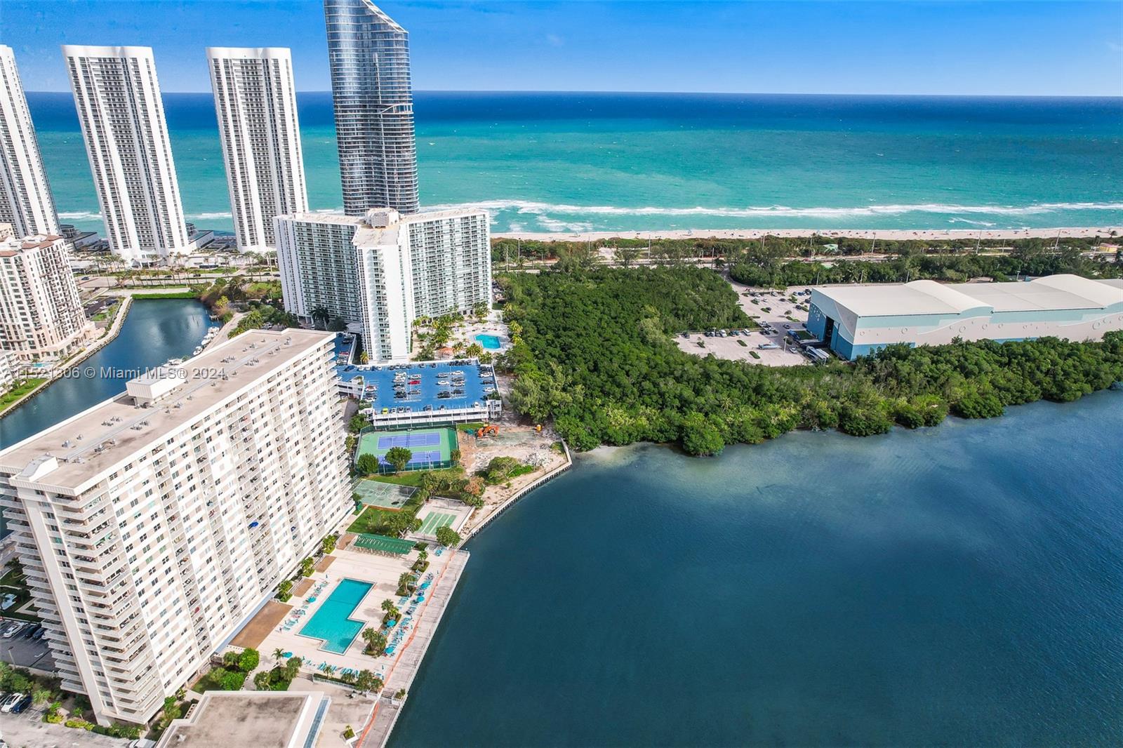 300 Bayview Dr 812, Sunny Isles Beach, Florida 33160, 1 Bedroom Bedrooms, ,1 BathroomBathrooms,Residentiallease,For Rent,300 Bayview Dr 812,A11521306