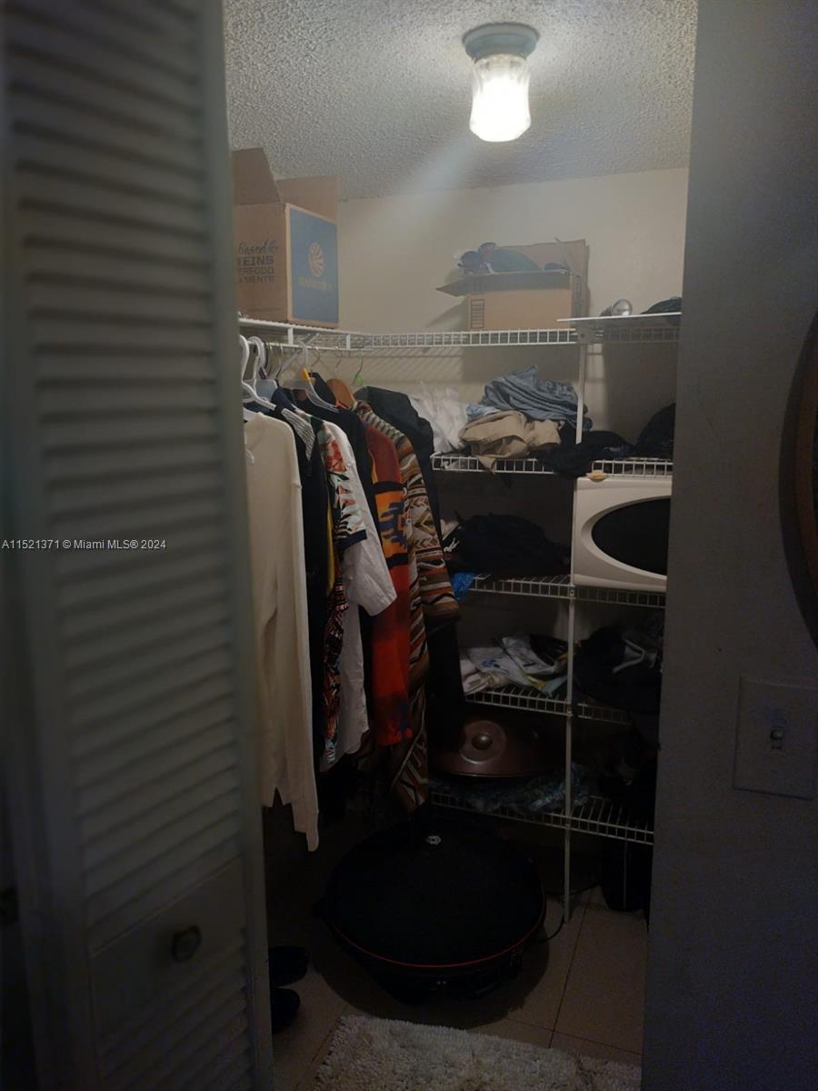 Master-bedroom Walk in closet