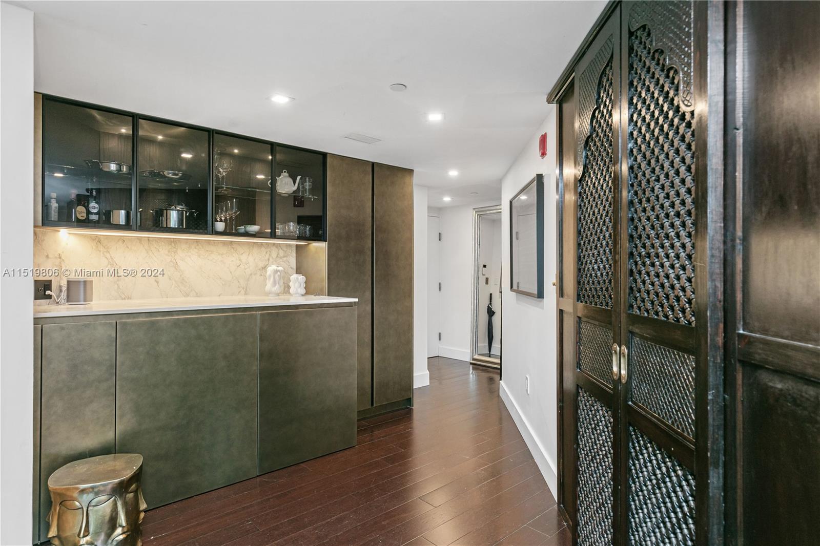 7728 Collins Ave 10, Miami Beach, Florida 33141, 2 Bedrooms Bedrooms, ,2 BathroomsBathrooms,Residentiallease,For Rent,7728 Collins Ave 10,A11519806