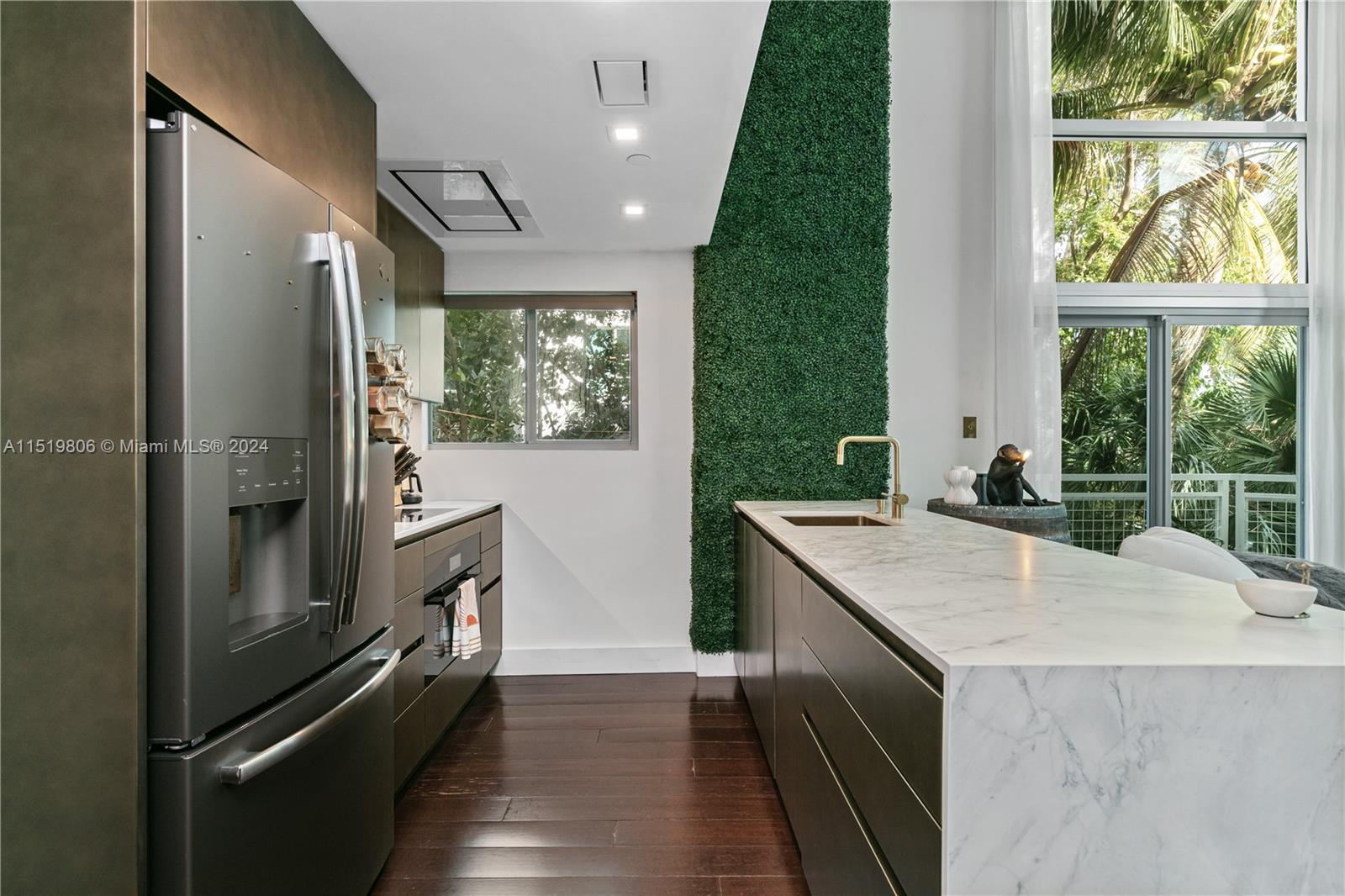 7728 Collins Ave 10, Miami Beach, Florida 33141, 2 Bedrooms Bedrooms, ,2 BathroomsBathrooms,Residentiallease,For Rent,7728 Collins Ave 10,A11519806