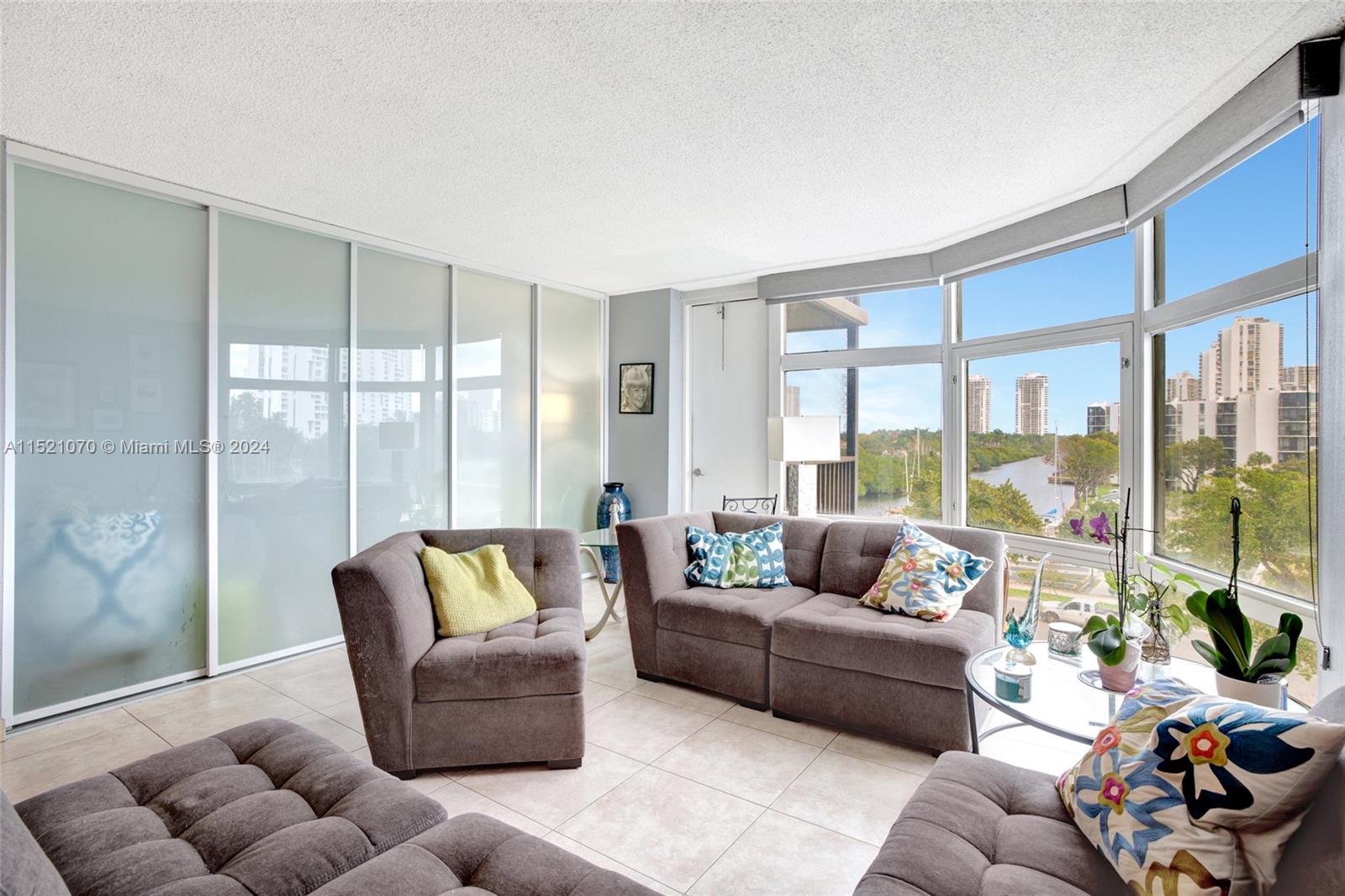 Can be open to a Den