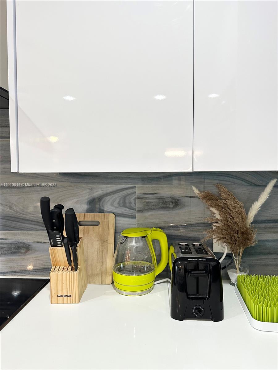 114 SE 9th Ct 1, Hallandale Beach, Florida 33009, 3 Bedrooms Bedrooms, ,3 BathroomsBathrooms,Residentiallease,For Rent,114 SE 9th Ct 1,A11510814