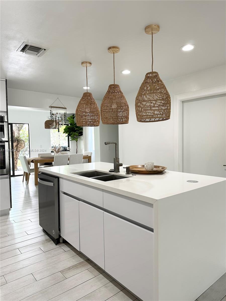 114 SE 9th Ct 1, Hallandale Beach, Florida 33009, 3 Bedrooms Bedrooms, ,3 BathroomsBathrooms,Residentiallease,For Rent,114 SE 9th Ct 1,A11510814