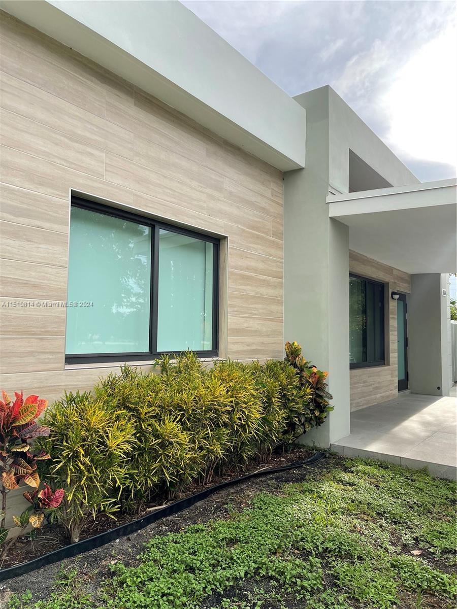 114 SE 9th Ct 1, Hallandale Beach, Florida 33009, 3 Bedrooms Bedrooms, ,3 BathroomsBathrooms,Residentiallease,For Rent,114 SE 9th Ct 1,A11510814