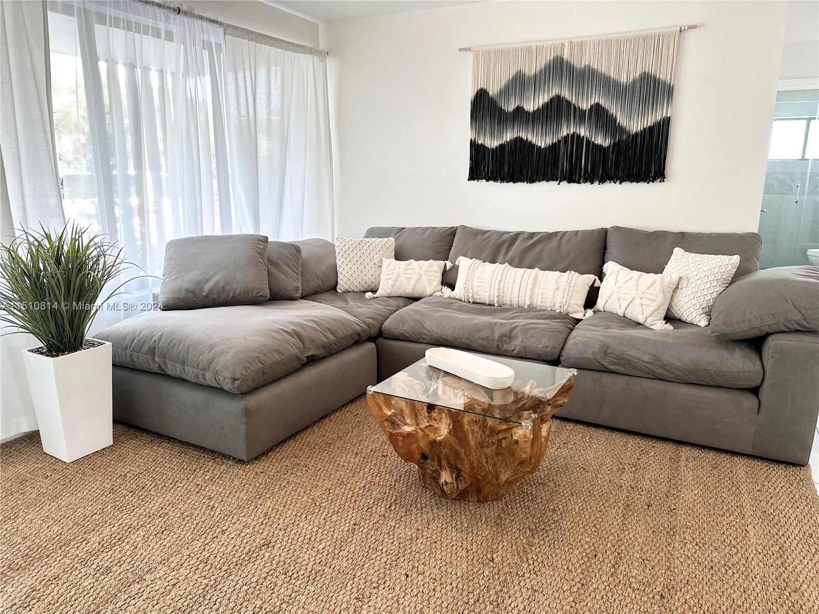 114 SE 9th Ct 1, Hallandale Beach, Florida 33009, 3 Bedrooms Bedrooms, ,3 BathroomsBathrooms,Residentiallease,For Rent,114 SE 9th Ct 1,A11510814