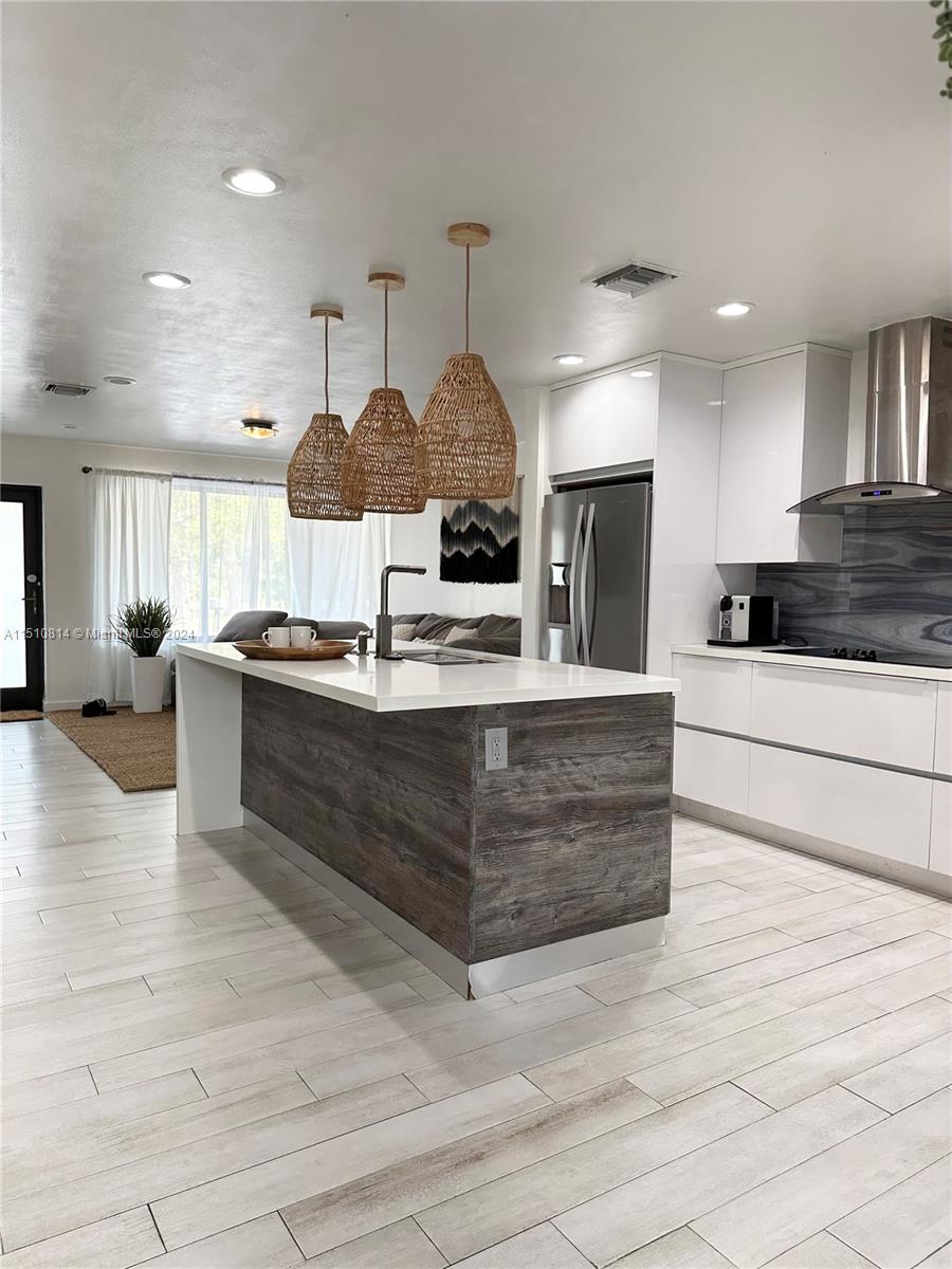 114 SE 9th Ct 1, Hallandale Beach, Florida 33009, 3 Bedrooms Bedrooms, ,3 BathroomsBathrooms,Residentiallease,For Rent,114 SE 9th Ct 1,A11510814