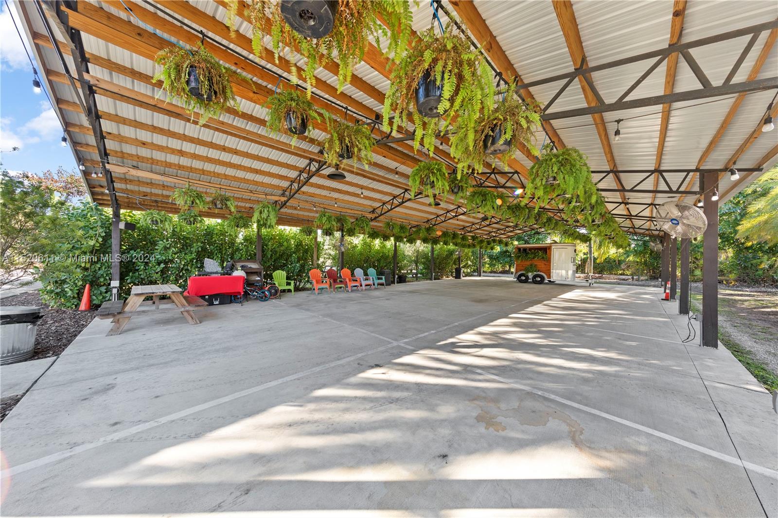 LARGE OPEN SPACES.. CAN BE OUTFITTED AS NEEDED FOR VENUES..