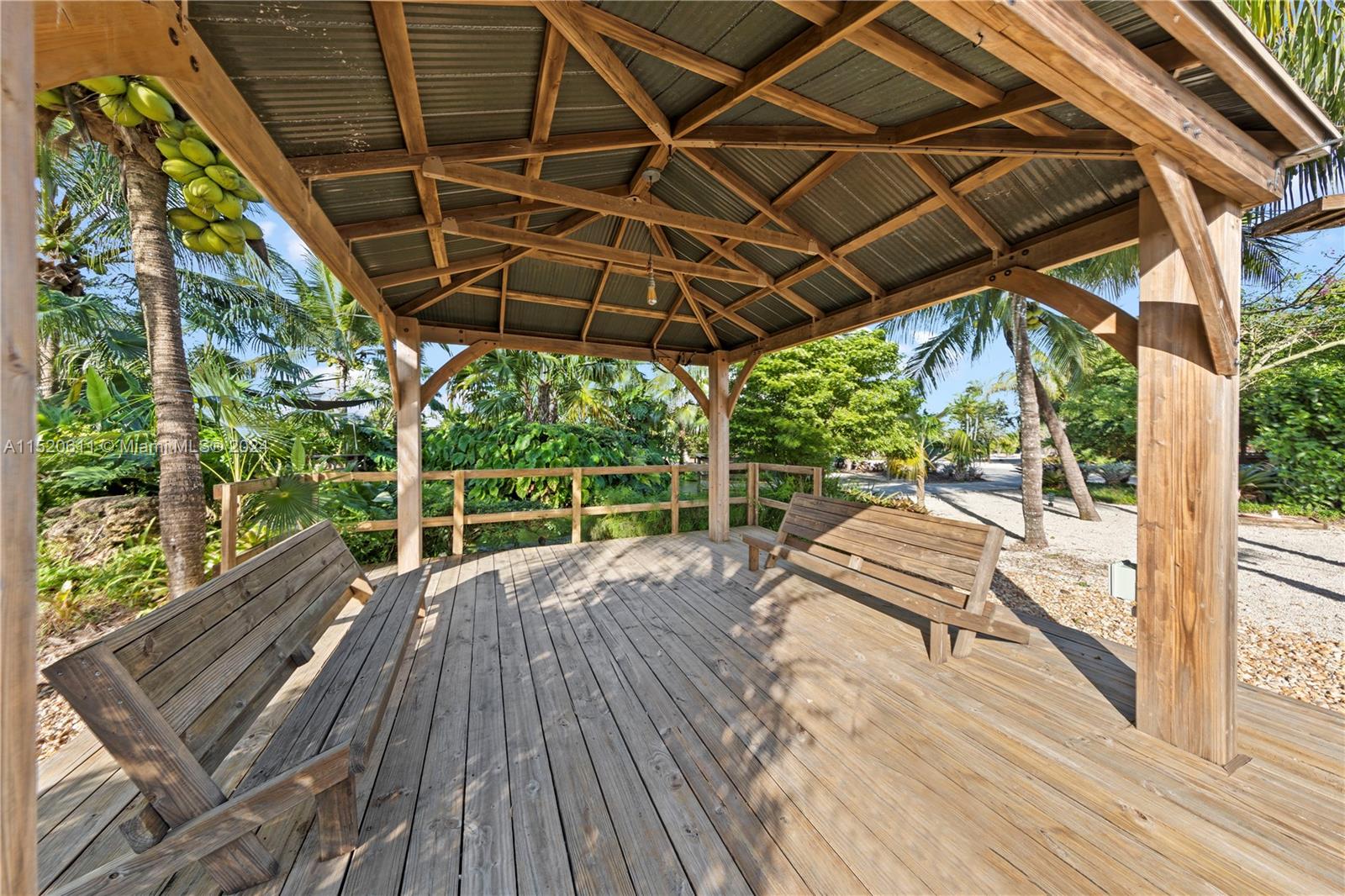 SITTING AREAS THRU OUT