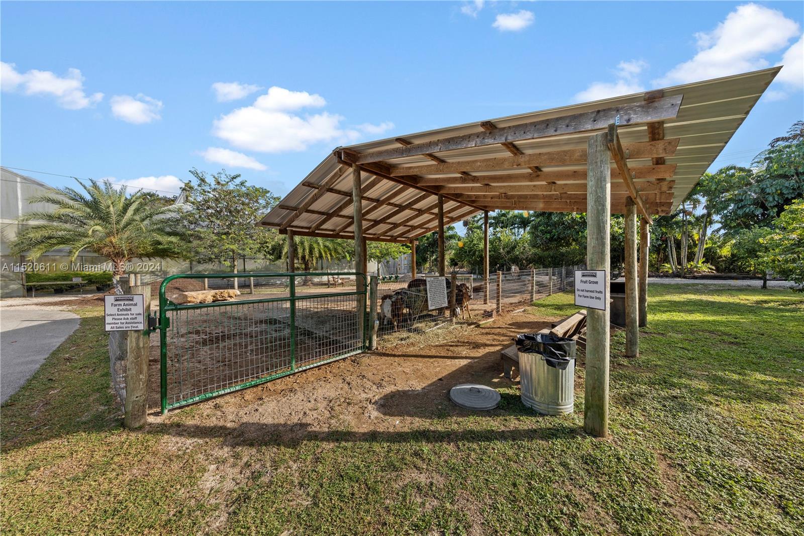 PETTING ZOO, PONY STATION