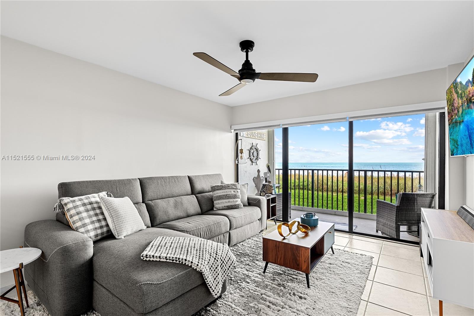 10152 LIVING ROOM WITH OCEAN VIEW #1