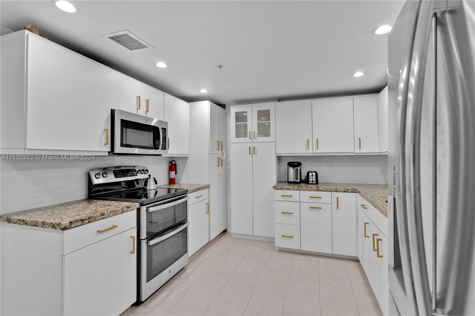 5225 Collins Ave 1018-1118, Miami Beach, Florida 33140, 4 Bedrooms Bedrooms, ,5 BathroomsBathrooms,Residential,For Sale,5225 Collins Ave 1018-1118,A11520352