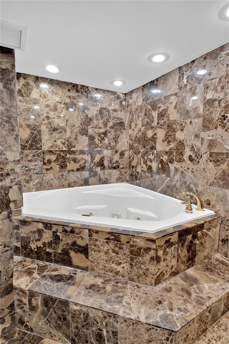 5225 Collins Ave 1018-1118, Miami Beach, Florida 33140, 4 Bedrooms Bedrooms, ,5 BathroomsBathrooms,Residential,For Sale,5225 Collins Ave 1018-1118,A11520352