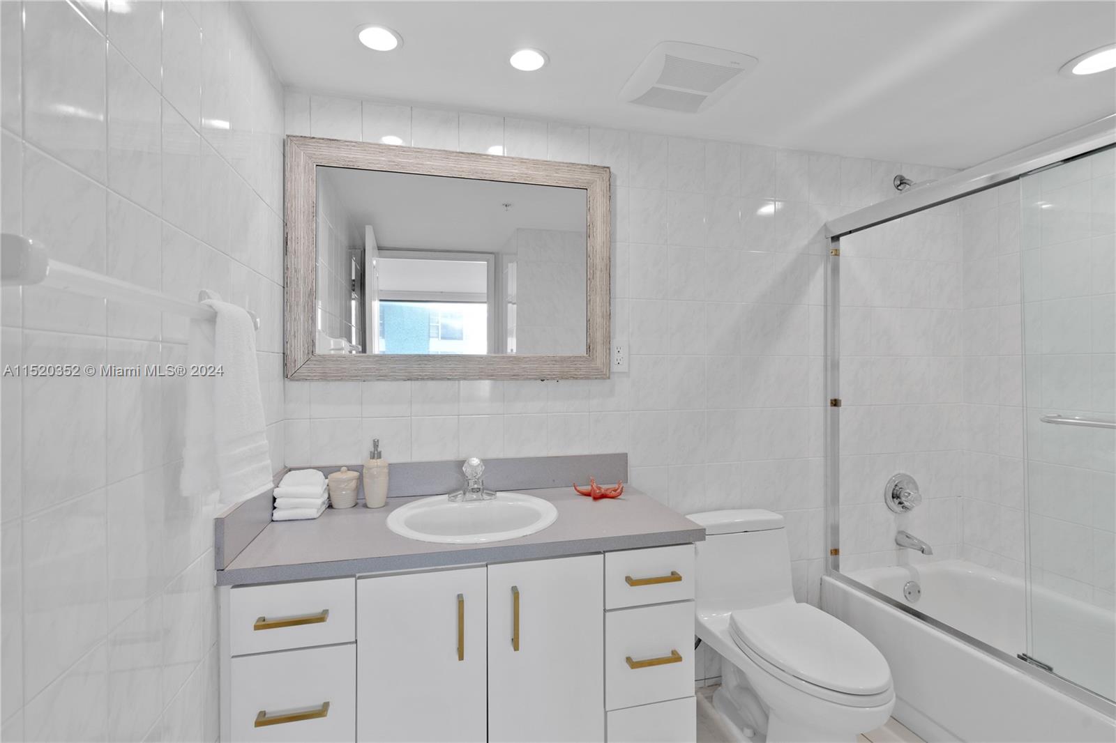 5225 Collins Ave 1018-1118, Miami Beach, Florida 33140, 4 Bedrooms Bedrooms, ,5 BathroomsBathrooms,Residential,For Sale,5225 Collins Ave 1018-1118,A11520352