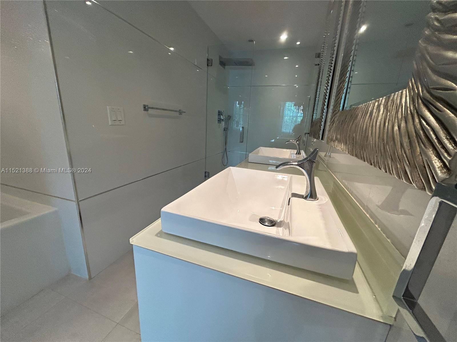 3340 NE 190th St 205, Aventura, Florida 33180, 3 Bedrooms Bedrooms, ,3 BathroomsBathrooms,Residentiallease,For Rent,3340 NE 190th St 205,A11521388