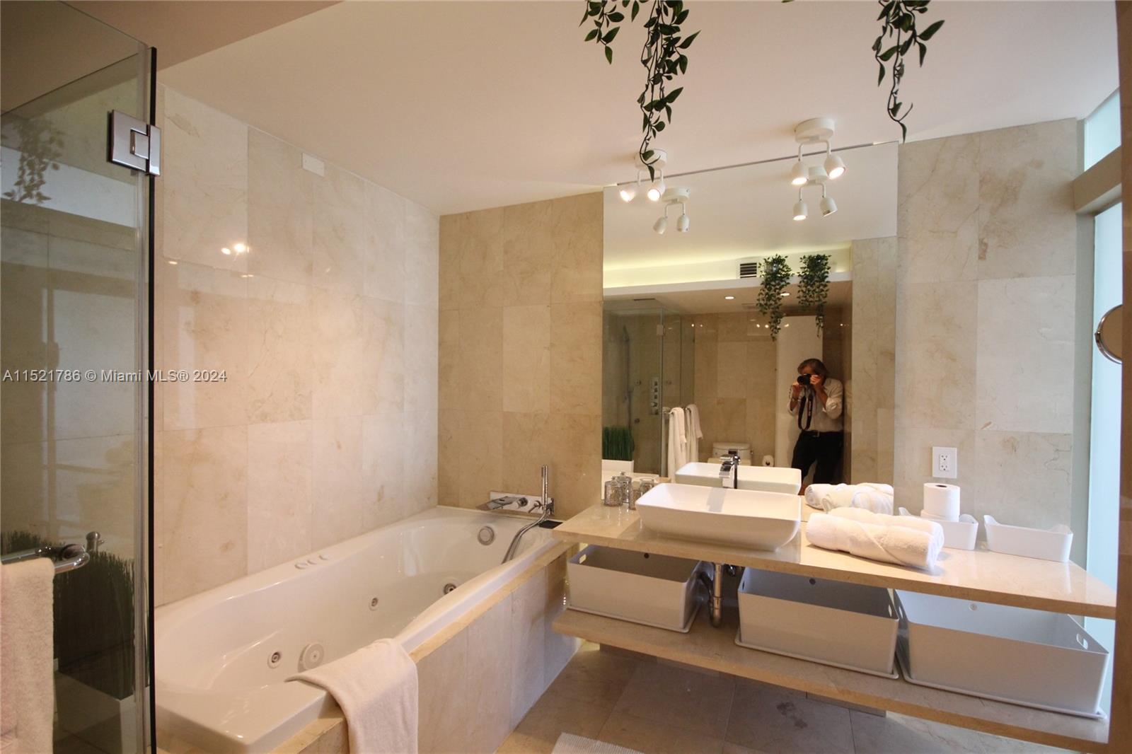 5151 COLLINS AV 532, Miami Beach, Florida 33140, 2 Bedrooms Bedrooms, ,2 BathroomsBathrooms,Residentiallease,For Rent,5151 COLLINS AV 532,A11521786