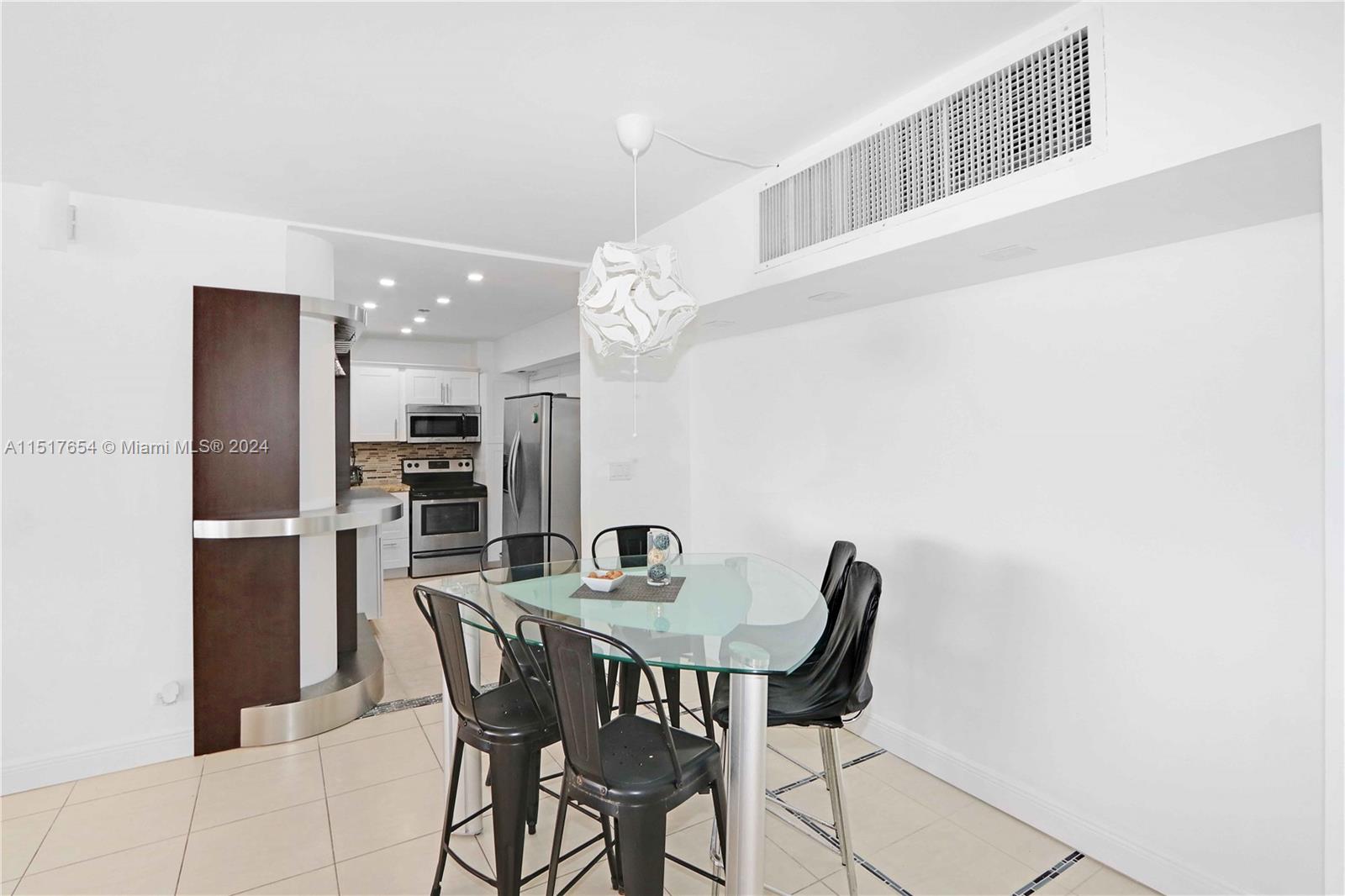 5005 Collins Ave, Miami Beach, FL, 33140 United States, 1 Bedroom Bedrooms, ,2 BathroomsBathrooms,Residential,For Sale,Collins Ave,A11517654