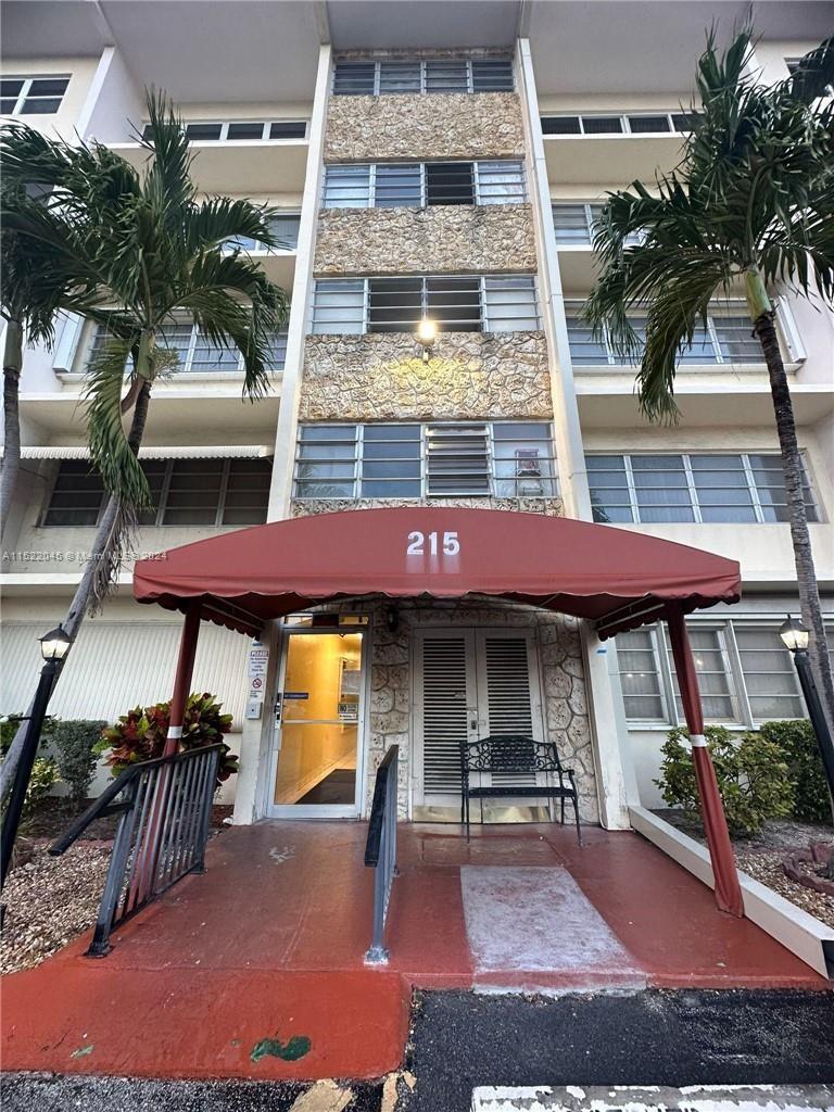 215 SE 3rd Ave 102A, Hallandale Beach, Florida 33009, 1 Bedroom Bedrooms, ,1 BathroomBathrooms,Residential,For Sale,215 SE 3rd Ave 102A,A11522045