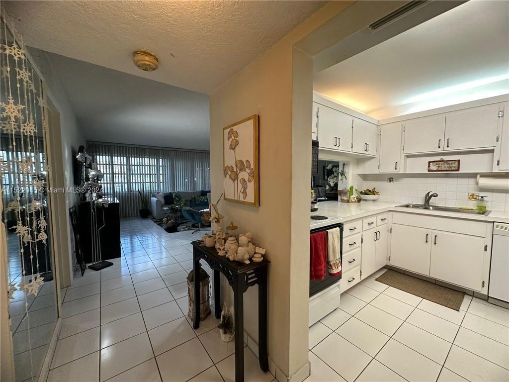 215 SE 3rd Ave 102A, Hallandale Beach, Florida 33009, 1 Bedroom Bedrooms, ,1 BathroomBathrooms,Residential,For Sale,215 SE 3rd Ave 102A,A11522045
