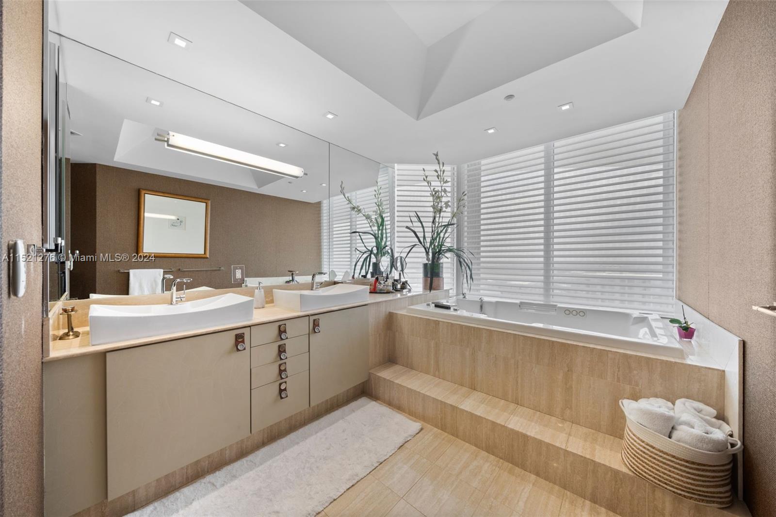 Aventura, FL, 33160 United States, 3 Bedrooms Bedrooms, ,3 BathroomsBathrooms,Residential,For Sale,A11521276