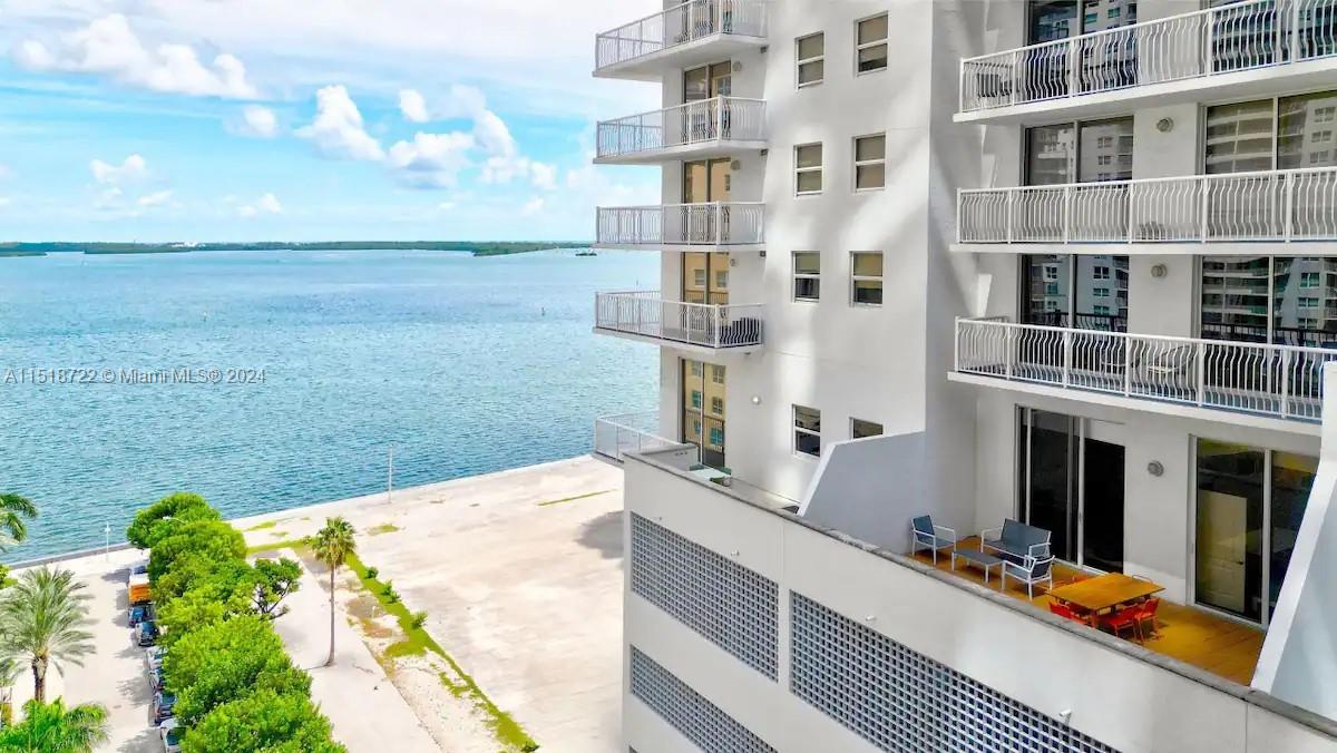 1200 Brickell Bay Dr 1404, Miami, FL 33131, 2 Bedrooms Bedrooms, ,1 BathroomBathrooms,Residential,For Sale,Brickell Bay Dr,A11518722