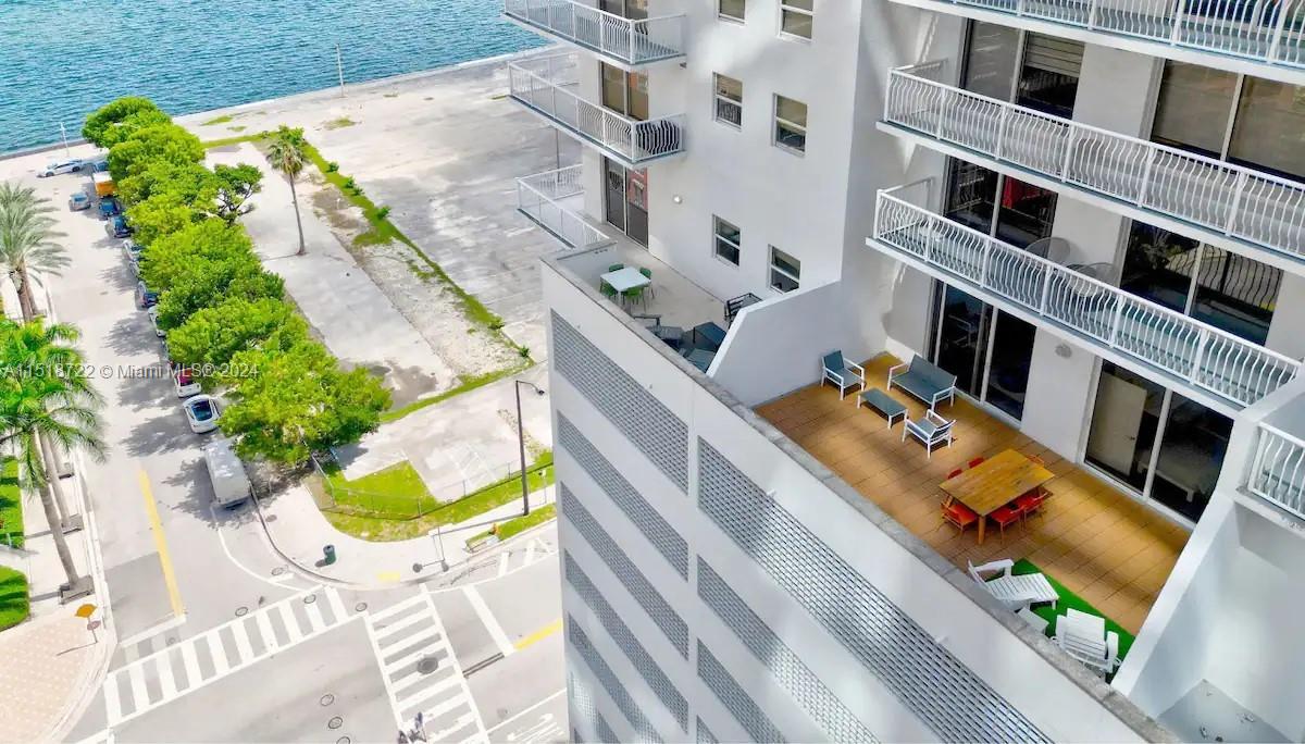 1200 Brickell Bay Dr 1404, Miami, FL 33131, 2 Bedrooms Bedrooms, ,1 BathroomBathrooms,Residential,For Sale,Brickell Bay Dr,A11518722