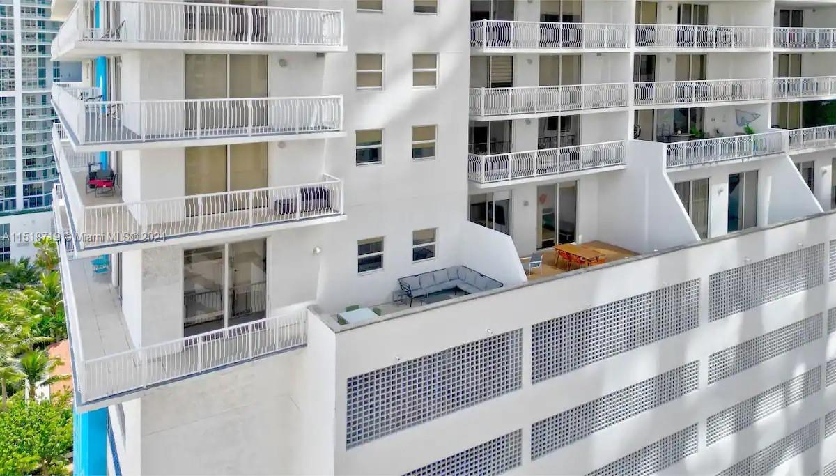 1200 Brickell Bay Dr, Miami, FL, 33131 United States, 3 Bedrooms Bedrooms, ,2 BathroomsBathrooms,Residential,For Sale,Brickell Bay Dr,A11518719