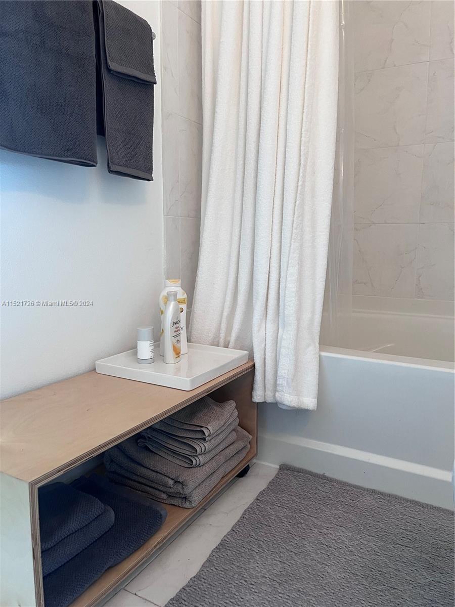 234 NE 3rd St 1004, Miami, Florida 33132, 1 Bedroom Bedrooms, ,1 BathroomBathrooms,Residentiallease,For Rent,234 NE 3rd St 1004,A11521726