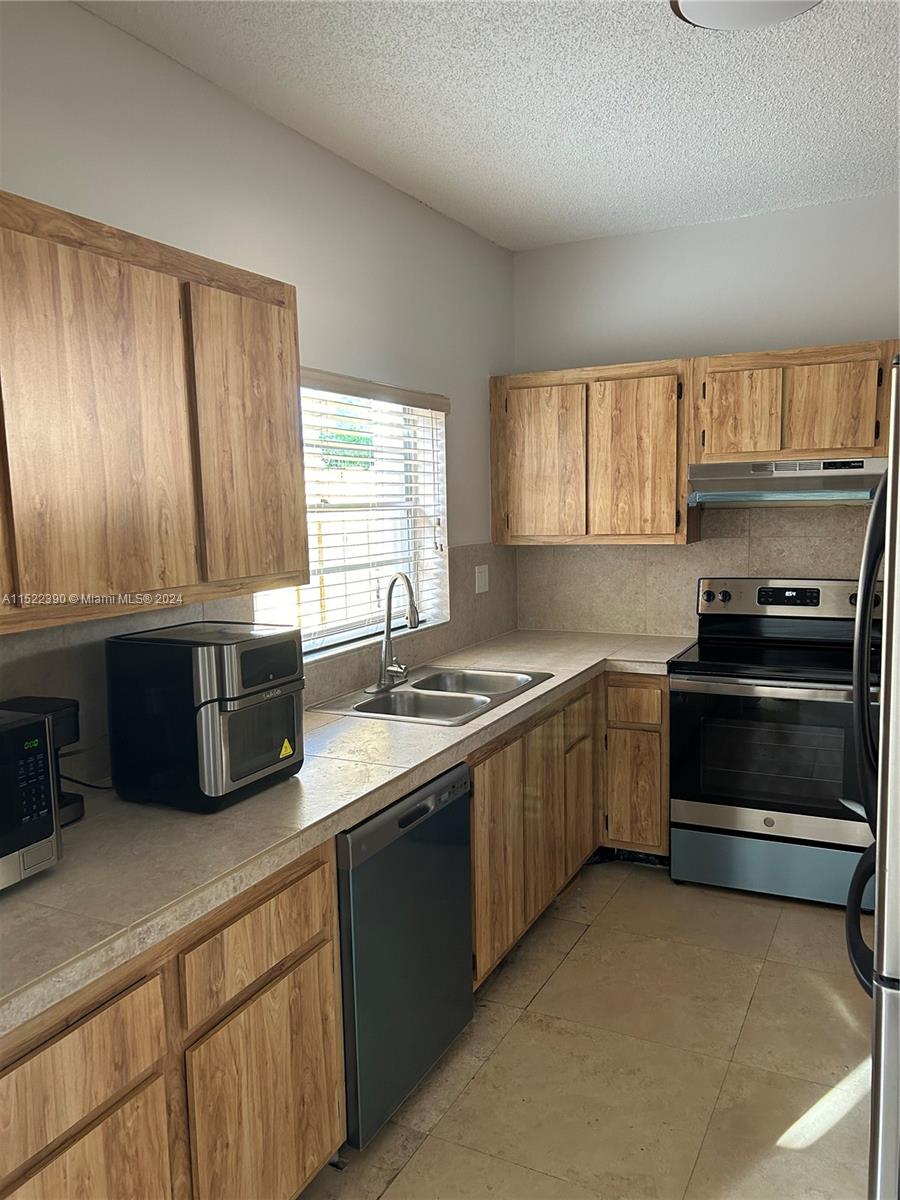 19172 NW 82nd Cir Ct 30R, Hialeah, Florida 33015, 3 Bedrooms Bedrooms, ,2 BathroomsBathrooms,Residentiallease,For Rent,19172 NW 82nd Cir Ct 30R,A11522390