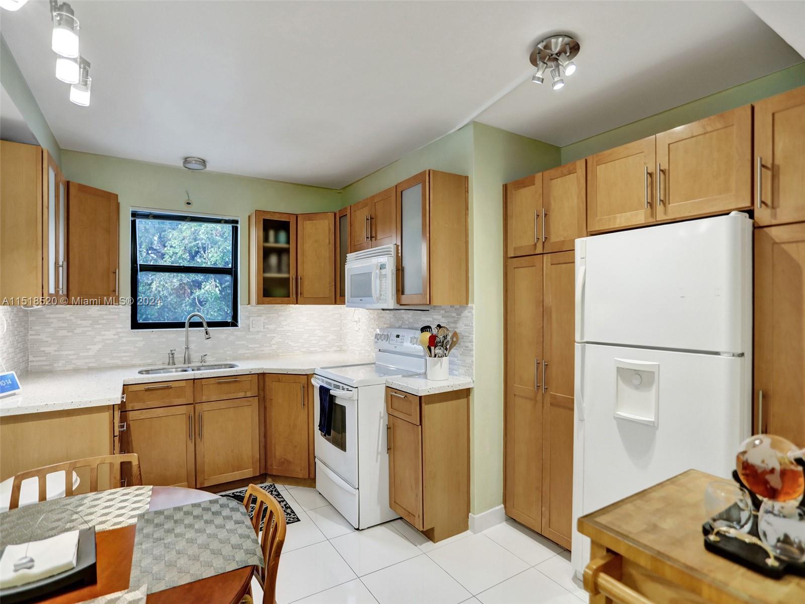 1900 Diana Dr 2C, Hallandale Beach, Florida 33009, 2 Bedrooms Bedrooms, ,2 BathroomsBathrooms,Residential,For Sale,1900 Diana Dr 2C,A11518520