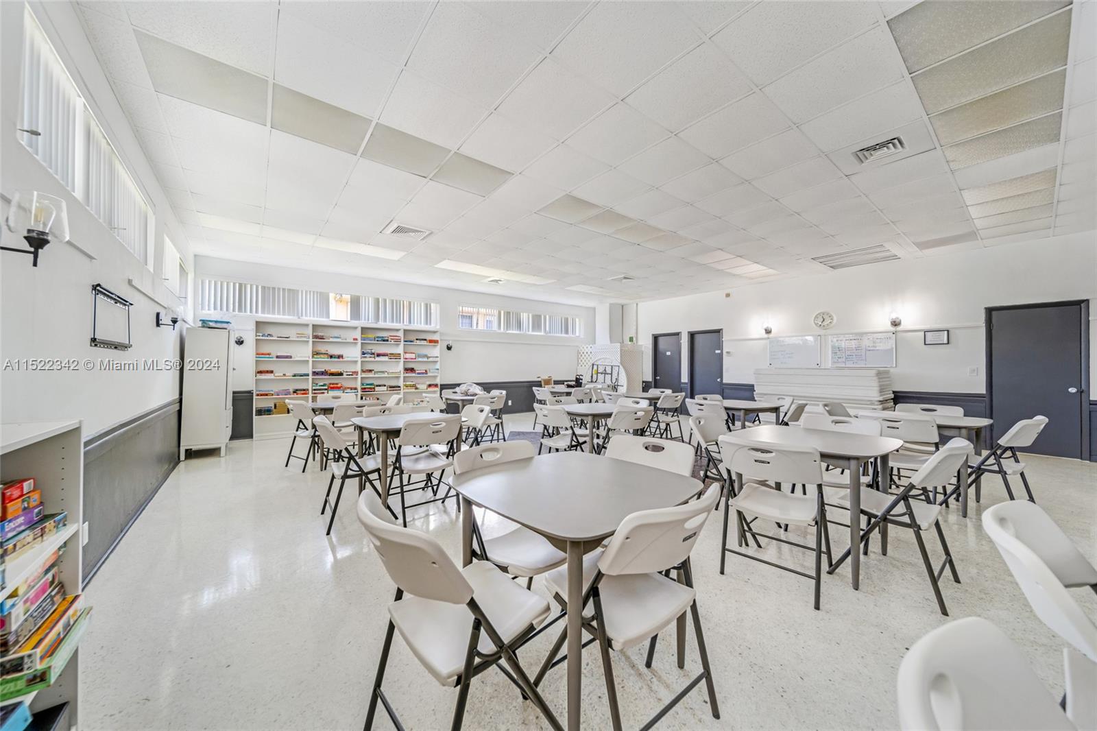 1050 SW 11th St 3L, Hallandale Beach, Florida 33009, 1 Bedroom Bedrooms, ,1 BathroomBathrooms,Residential,For Sale,1050 SW 11th St 3L,A11522342