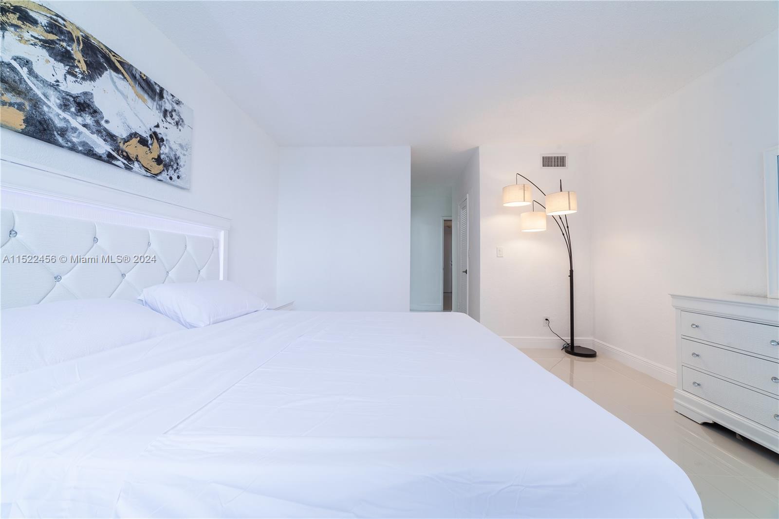 19390 COLLINS AV 419, Sunny Isles Beach, Florida 33160, 1 Bedroom Bedrooms, ,1 BathroomBathrooms,Residentiallease,For Rent,19390 COLLINS AV 419,A11522456