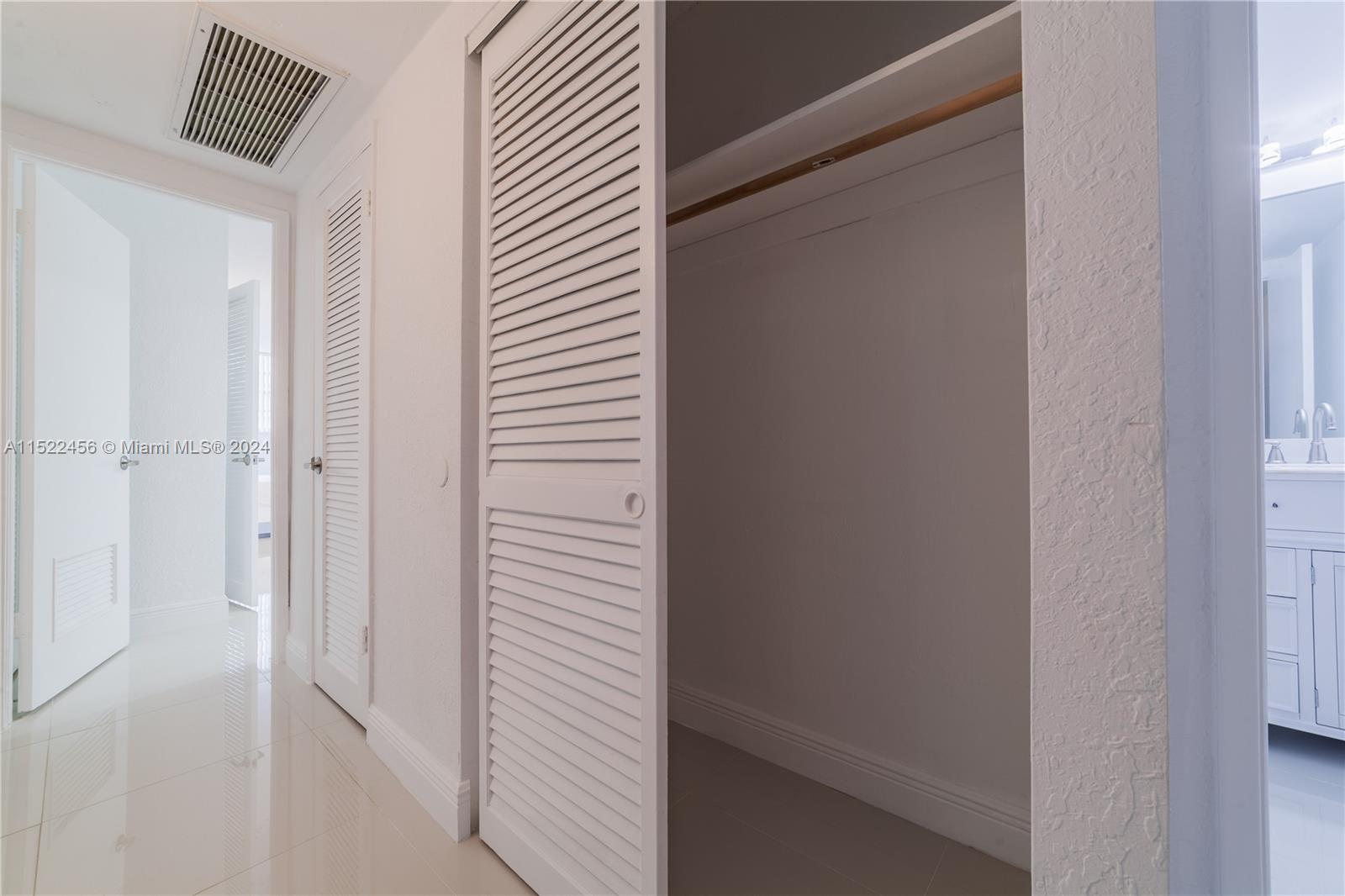 19390 COLLINS AV 419, Sunny Isles Beach, Florida 33160, 1 Bedroom Bedrooms, ,1 BathroomBathrooms,Residentiallease,For Rent,19390 COLLINS AV 419,A11522456