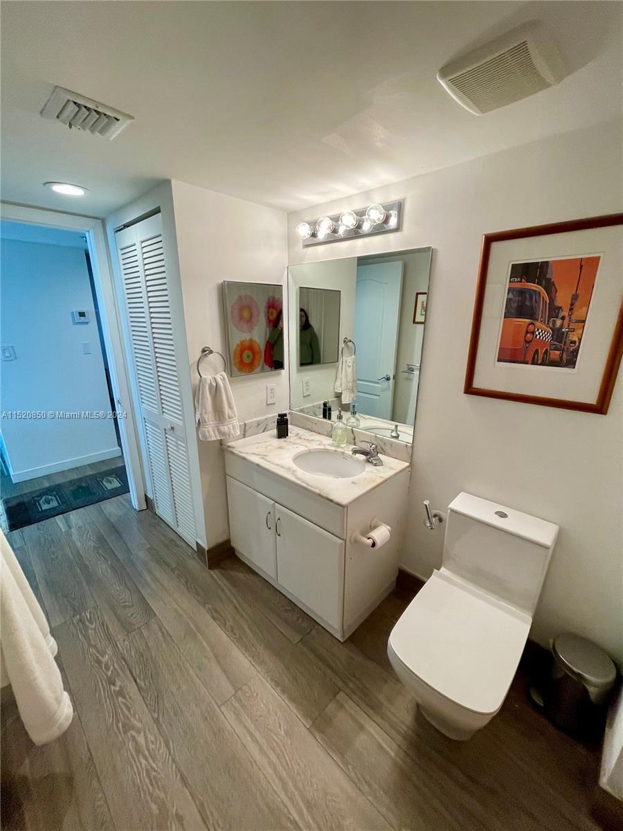 1200 Brickell Bay Dr, Miami, FL, 33131 United States, 1 Bedroom Bedrooms, ,1 BathroomBathrooms,Residential,For Sale,Brickell Bay Dr,A11520850