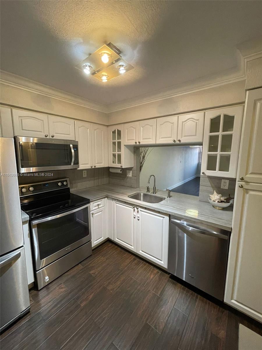 Hollywood, Florida 33019, 1 Bedroom Bedrooms, ,1 BathroomBathrooms,Residentiallease,For Rent,A11513985