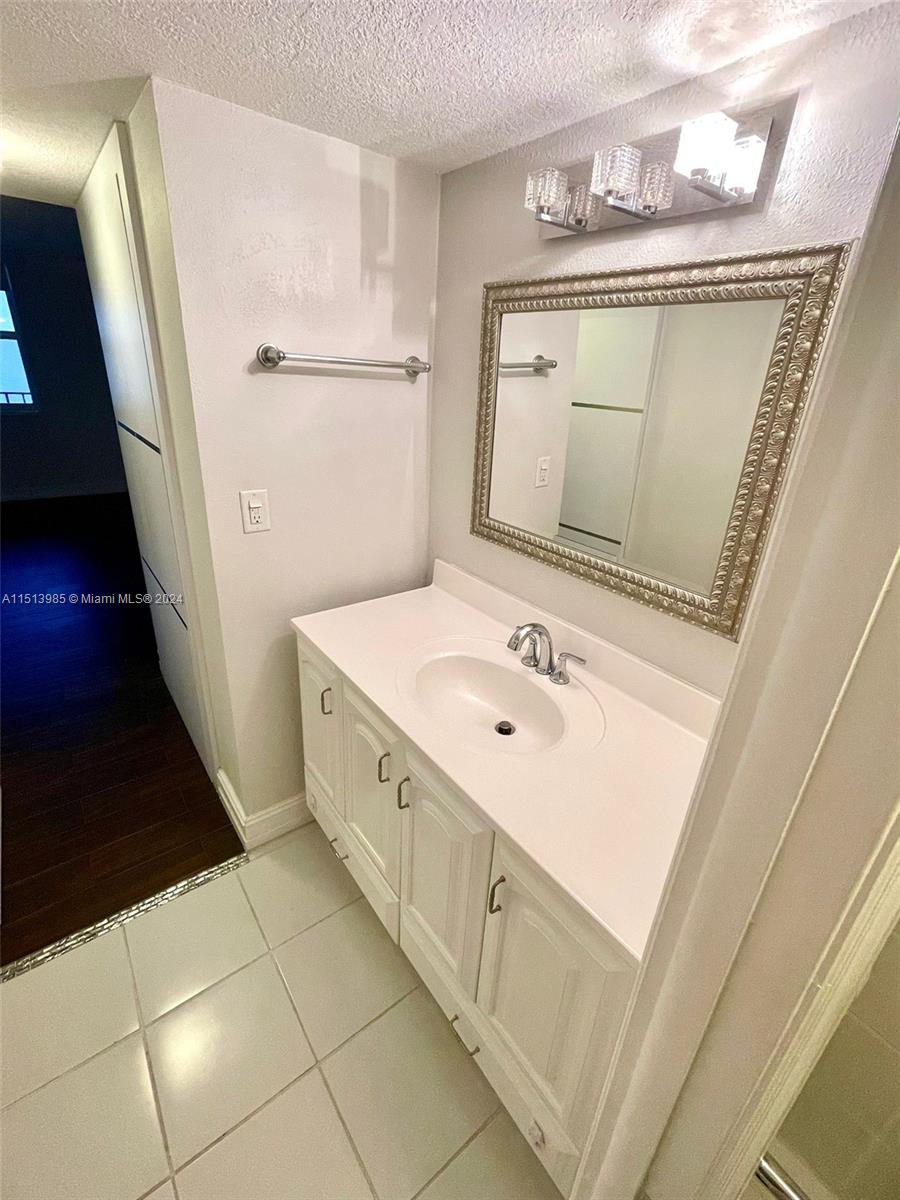 Hollywood, Florida 33019, 1 Bedroom Bedrooms, ,1 BathroomBathrooms,Residentiallease,For Rent,A11513985