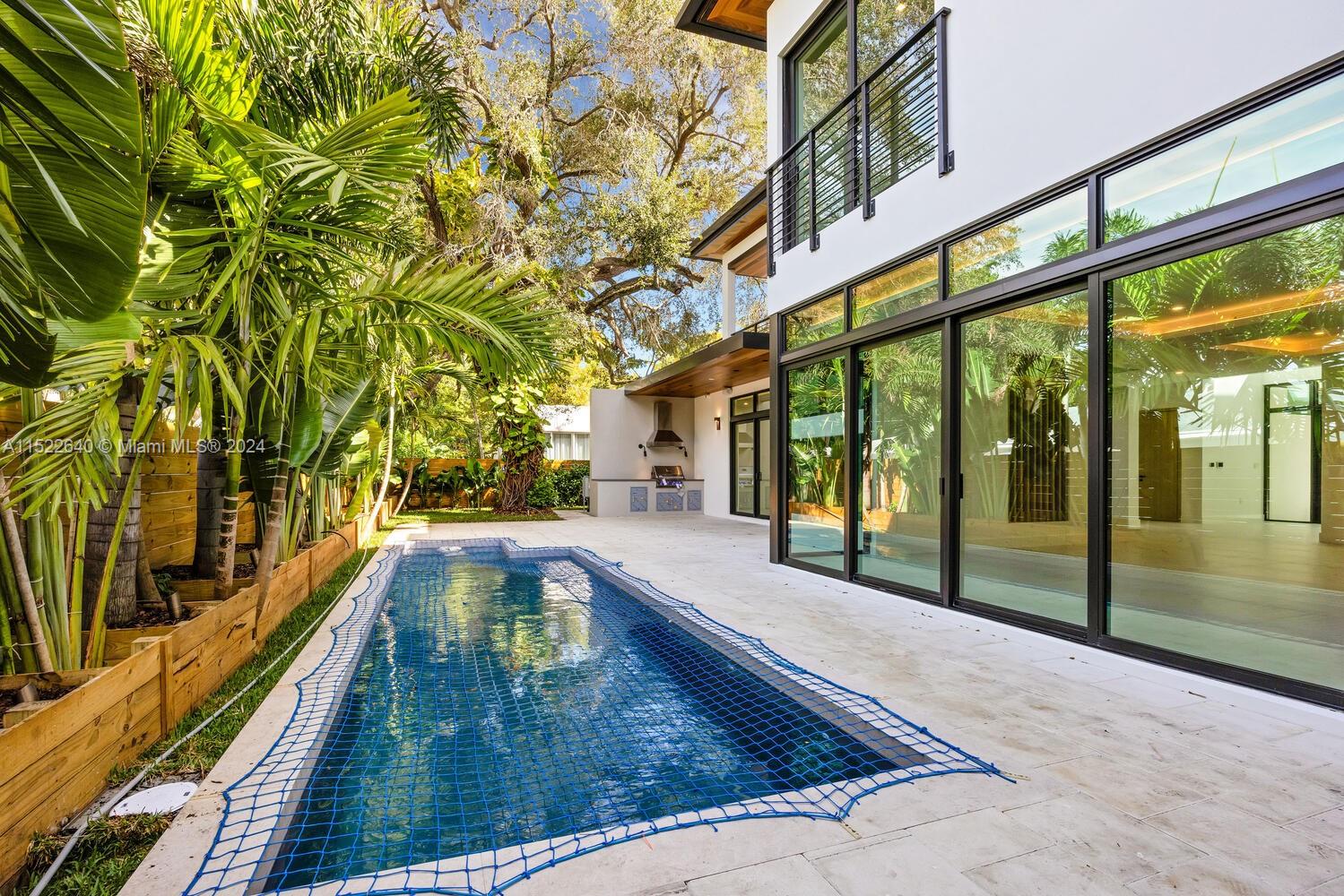 With Built in outdoor grill