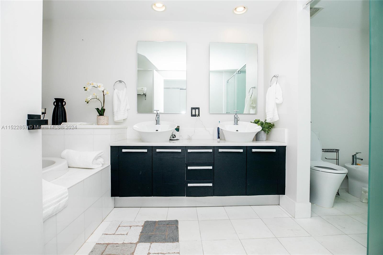 2950 NE 188th St 124, Aventura, Florida 33180, 2 Bedrooms Bedrooms, ,3 BathroomsBathrooms,Residentiallease,For Rent,2950 NE 188th St 124,A11522857