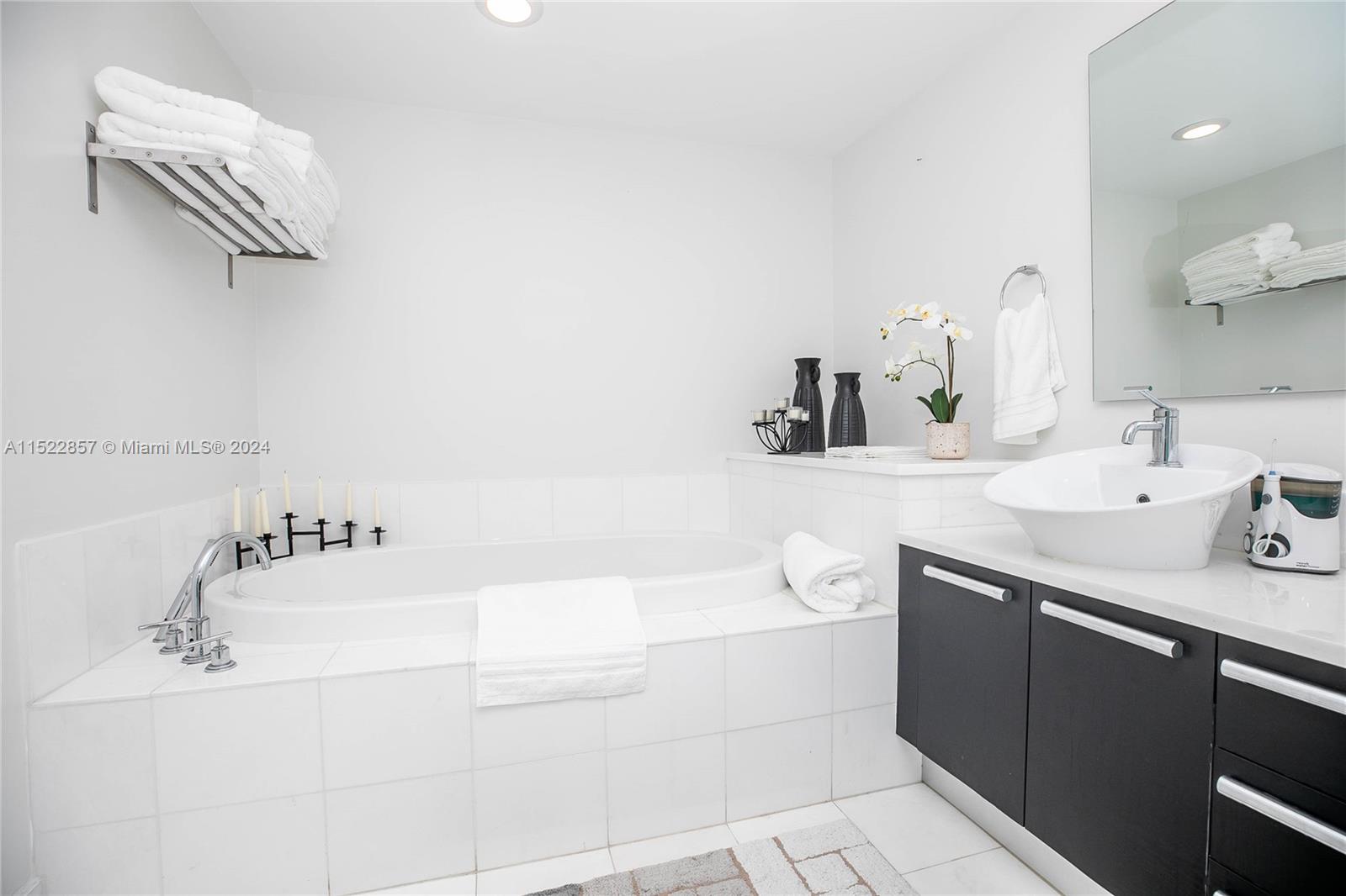 2950 NE 188th St 124, Aventura, Florida 33180, 2 Bedrooms Bedrooms, ,3 BathroomsBathrooms,Residentiallease,For Rent,2950 NE 188th St 124,A11522857