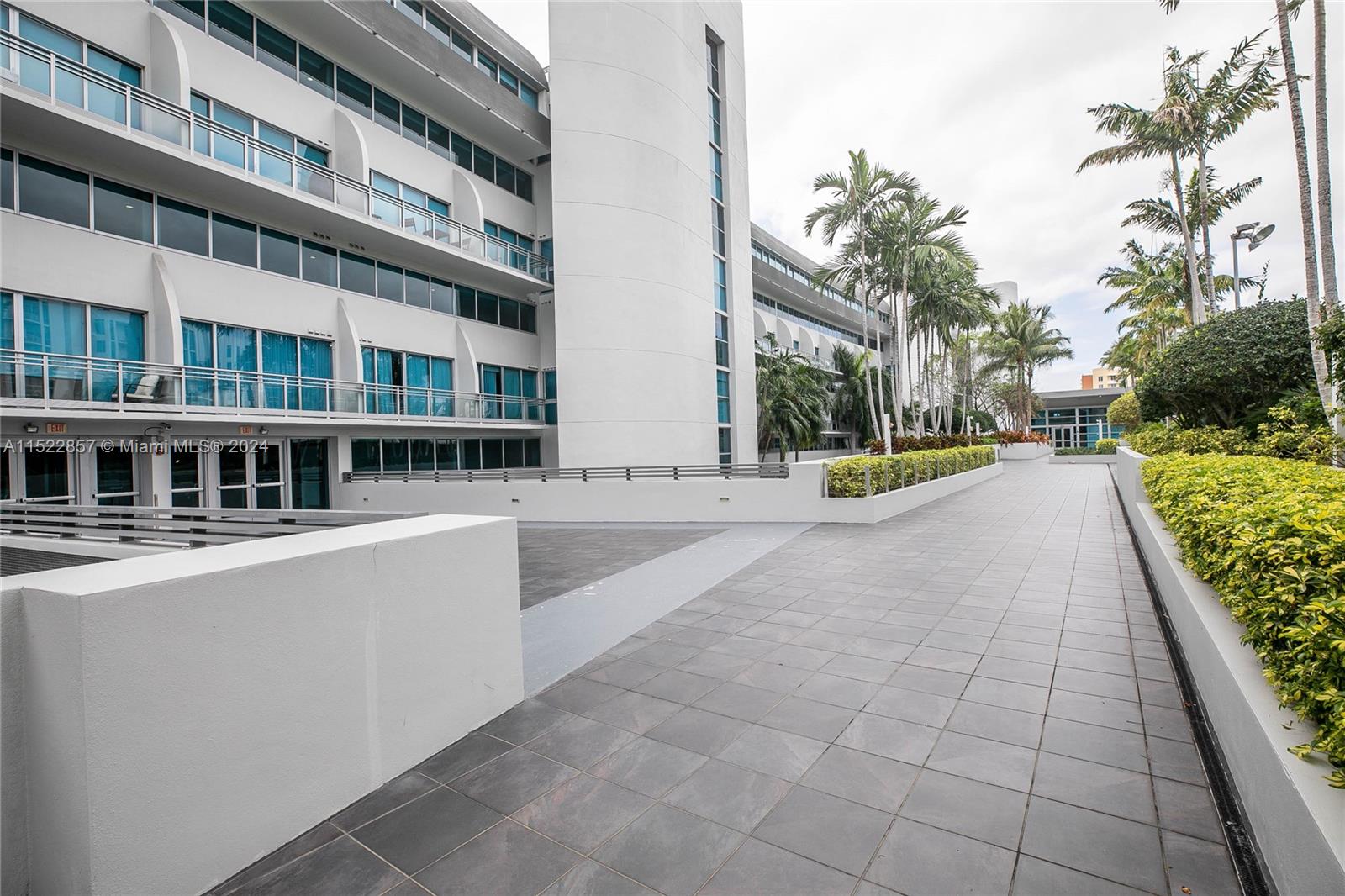 2950 NE 188th St 124, Aventura, Florida 33180, 2 Bedrooms Bedrooms, ,3 BathroomsBathrooms,Residentiallease,For Rent,2950 NE 188th St 124,A11522857