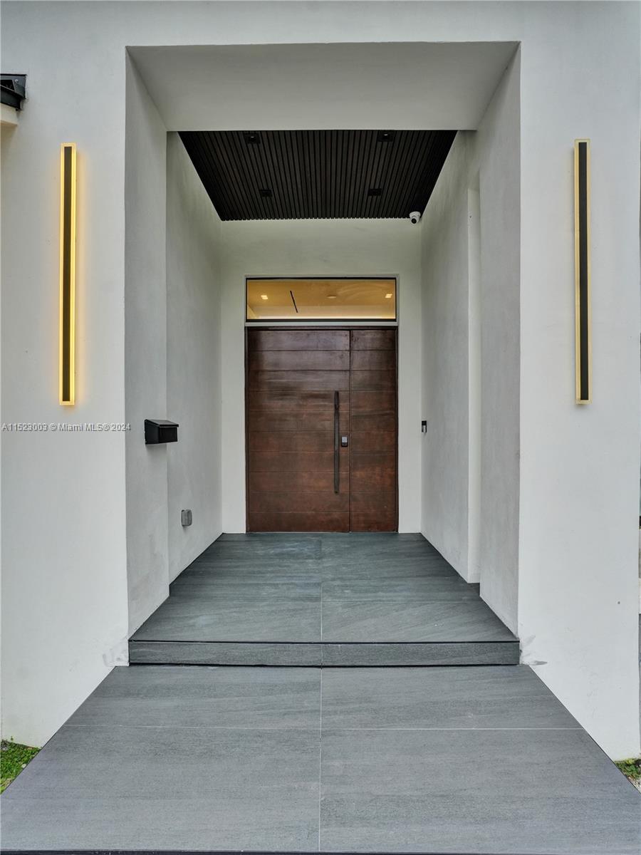 900 Washington St, Hollywood, FL, 33019 United States, 4 Bedrooms Bedrooms, ,4 BathroomsBathrooms,Residential,For Sale,Washington St,A11523003