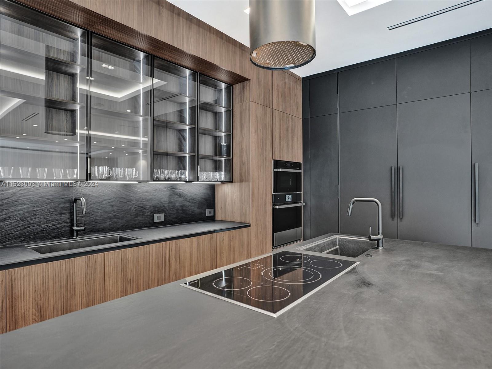 900 Washington St, Hollywood, FL, 33019 United States, 4 Bedrooms Bedrooms, ,4 BathroomsBathrooms,Residential,For Sale,Washington St,A11523003